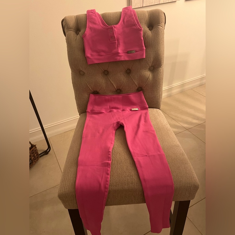 Bombshell Inspired Seamless Sports Bra and Leggings Set